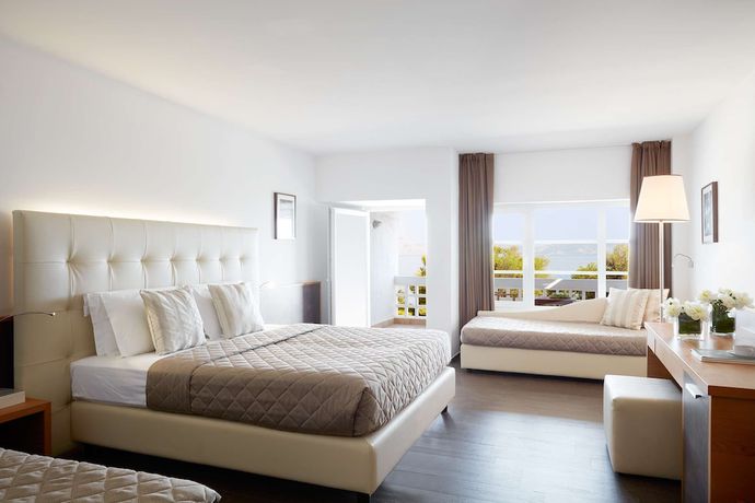 Imagen de la habitación del Hotel Hydra Beach Resort. Foto 12