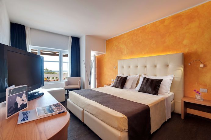 Imagen de la habitación del Hotel Hydra Beach Resort. Foto 13