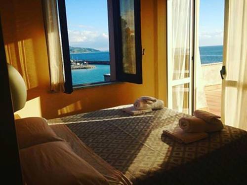 Imagen de la habitación del Hotel Hydra Club. Foto 1