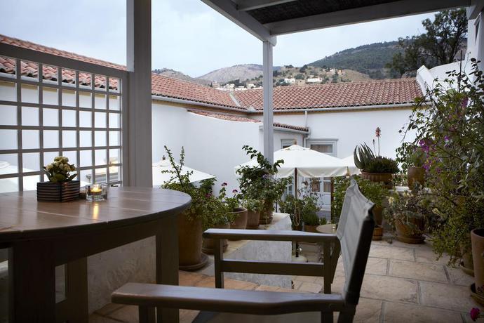Imagen de los exteriores del Hotel Hydra, Hydra. Foto 13