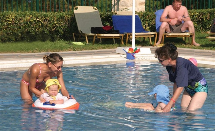 Imagen de la piscina del Hotel Hydramis Palace Beach Resort. Foto 5