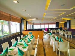 Imagen del bar/restaurante del Hotel Hydros Beach Resort. Foto 5