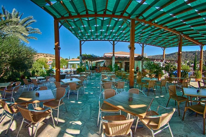 Imagen del bar/restaurante del Hotel Hylatio Tourist Village. Foto 2