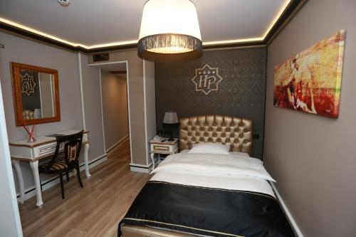 Imagen de la habitación del Hotel Hymetis Palace. Foto 7