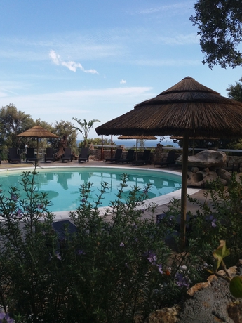 Imagen de la piscina del Hotel I Ginepri, Cala Gonone. Foto 19
