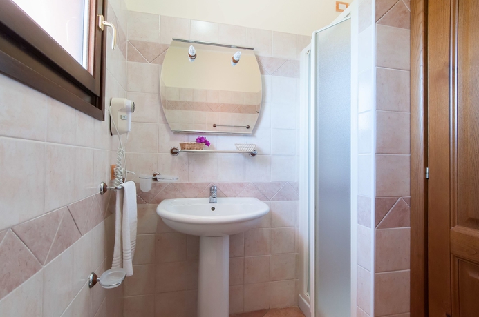 Imagen de la habitación del Hotel I Ginepri, Cala Gonone. Foto 13