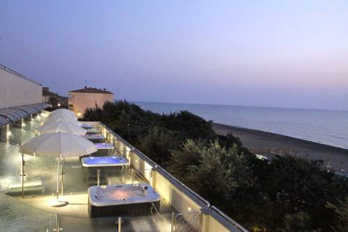 Imagen de la habitación del Hotel I Ginepri, Marina Di Castagneto Carducci. Foto 13