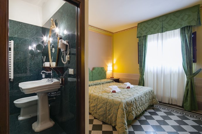 Imagen de la habitación del Hotel I Portici Residenza D’epoca. Foto 3