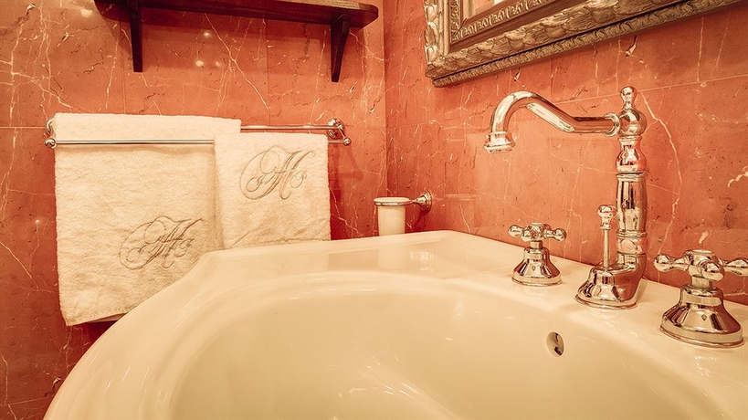 Imagen de la habitación del Hotel I Portici Residenza D’epoca. Foto 8