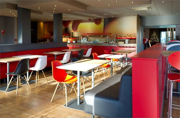 Imagen del bar/restaurante del Hotel IBIS AIRPORT. Foto 4
