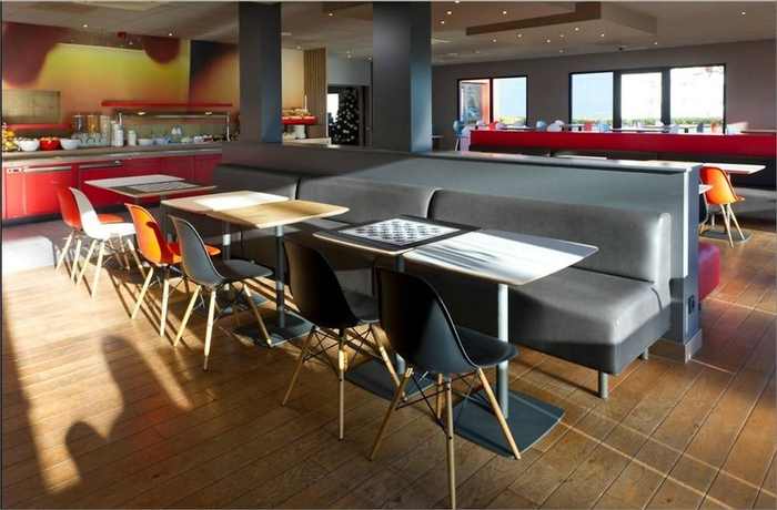 Imagen del bar/restaurante del Hotel IBIS AIRPORT. Foto 5