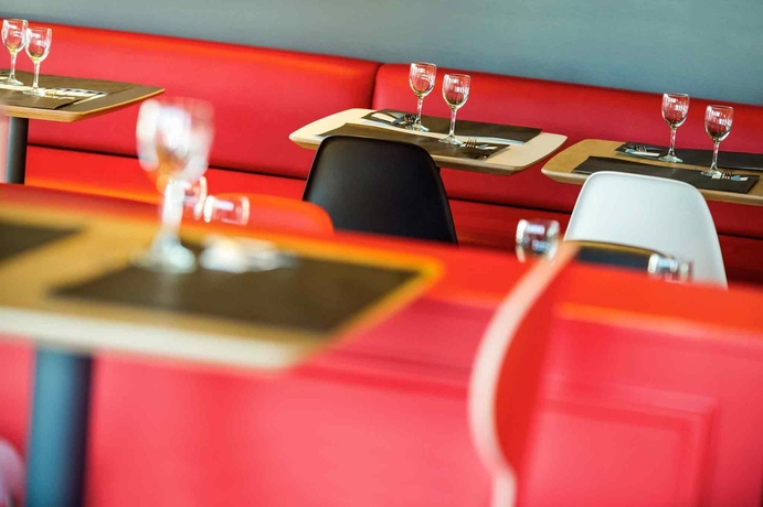 Imagen del bar/restaurante del Hotel IBIS AIRPORT. Foto 6