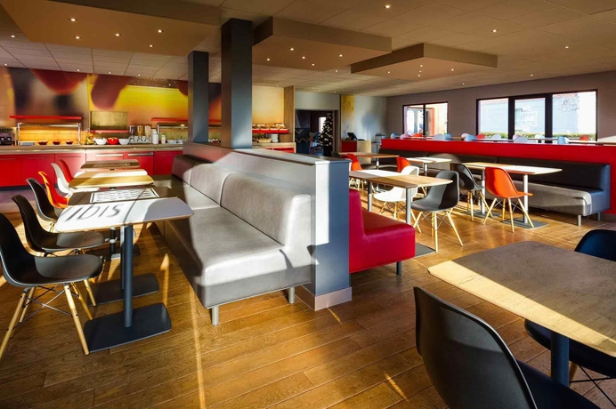 Imagen del bar/restaurante del Hotel IBIS AIRPORT. Foto 7