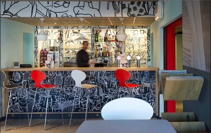 Imagen del bar/restaurante del Hotel IBIS AIRPORT. Foto 8