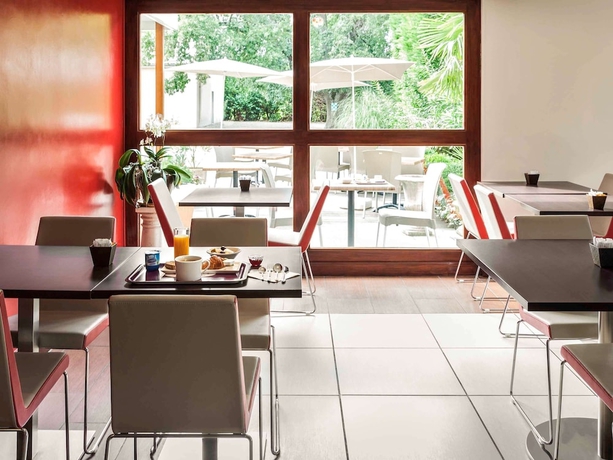 Imagen del bar/restaurante del Hotel IBIS AUCH. Foto 7