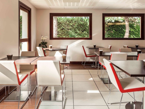 Imagen del bar/restaurante del Hotel IBIS AUCH. Foto 9