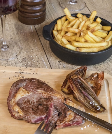 Imagen del bar/restaurante del Hotel IBIS BOURGES. Foto 6