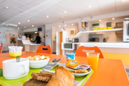Imagen general del Hotel IBIS BUDGET AMBERIEU EN BUGEY CHATEAU GAILLARD. Foto 1