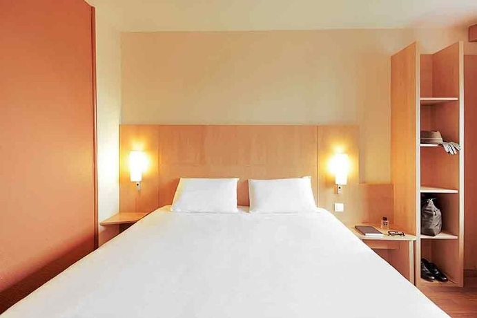 Imagen de la habitación del Hotel IBIS CANNES MOUANS SARTOUX. Foto 7