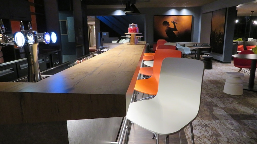 Imagen del bar/restaurante del Hotel IBIS MELUN. Foto 3