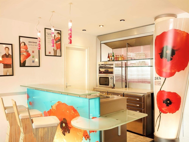Imagen del bar/restaurante del Hotel IBIS NARBONNE. Foto 9