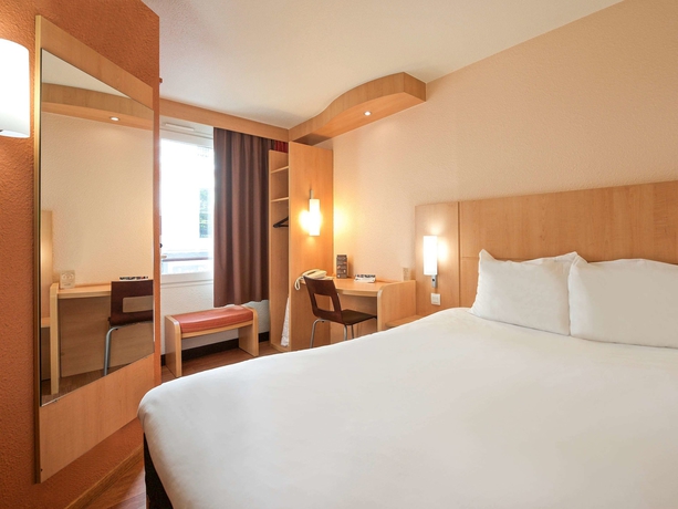 Imagen de la habitación del Hotel IBIS PAU CENTRE. Foto 7