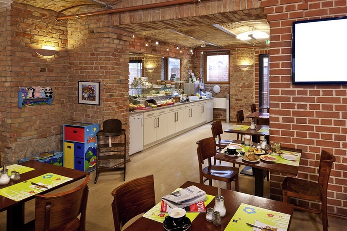 Imagen del bar/restaurante del Hotel IBIS STYLES BERLIN CITY OST. Foto 8