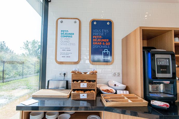 Imagen del bar/restaurante del Hotel IBIS STYLES BORDEAUX LORMONT. Foto 4