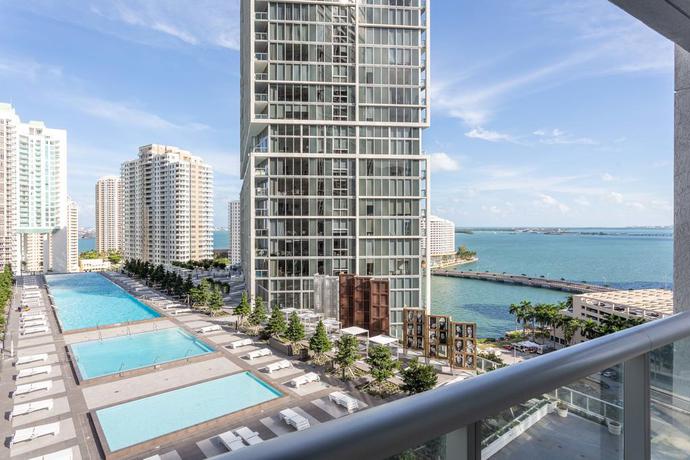 Imagen de la piscina del Hotel ICON Brickell residences. Foto 27