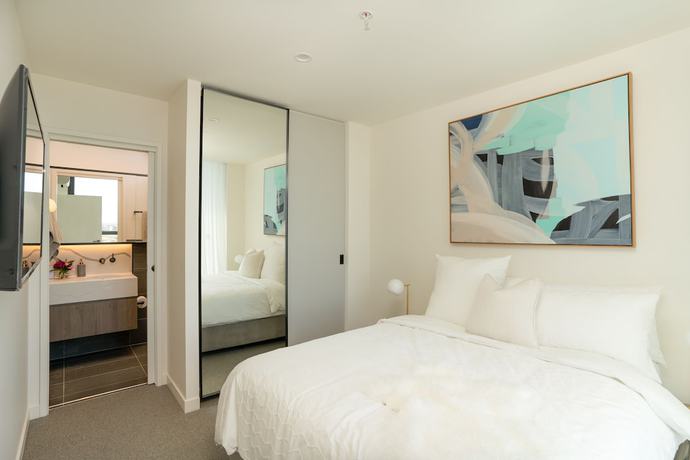 Imagen de la habitación del Hotel IFSuites Melbourne Village. Foto 12