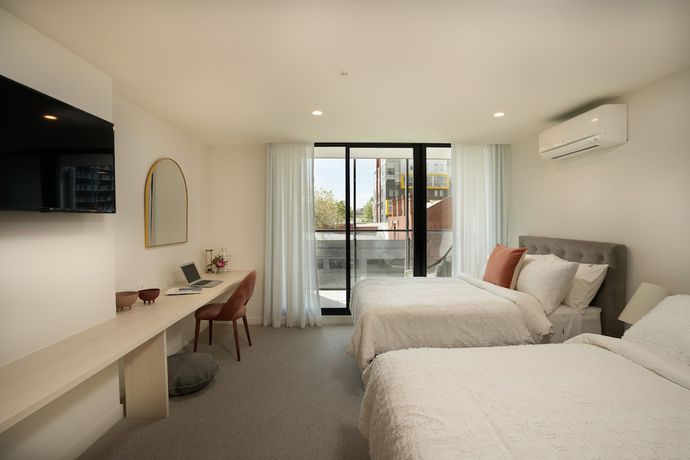 Imagen de la habitación del Hotel IFSuites Melbourne Village. Foto 16