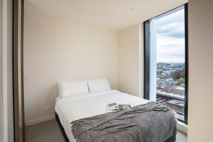 Imagen de la habitación del Hotel IFSuites Melbourne Village. Foto 18