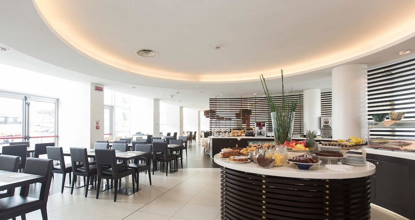 Imagen del bar/restaurante del Hotel IH Hotels Roma Z3. Foto 2