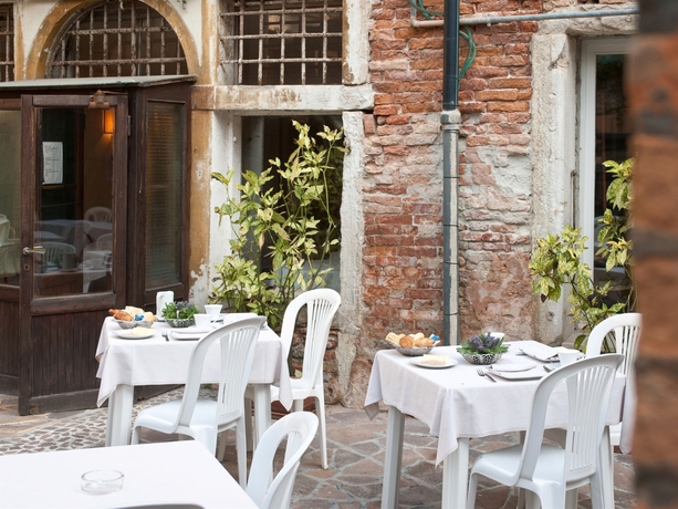 Imagen del bar/restaurante del Hotel IH Hotels Venezia Salute Palace. Foto 2