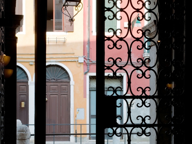 Imagen de la habitación del Hotel IH Hotels Venezia Salute Palace. Foto 9