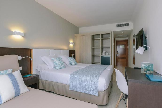 Imagen de la habitación del Hotel ILUNION Palmanova Mallorca. Foto 7