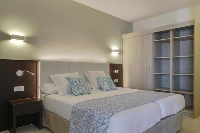 Imagen de la habitación del Hotel ILUNION Palmanova Mallorca. Foto 8