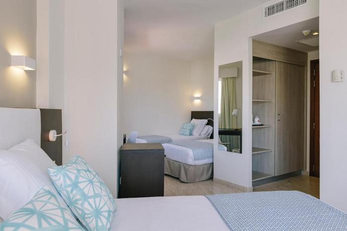 Imagen de la habitación del Hotel ILUNION Palmanova Mallorca. Foto 9