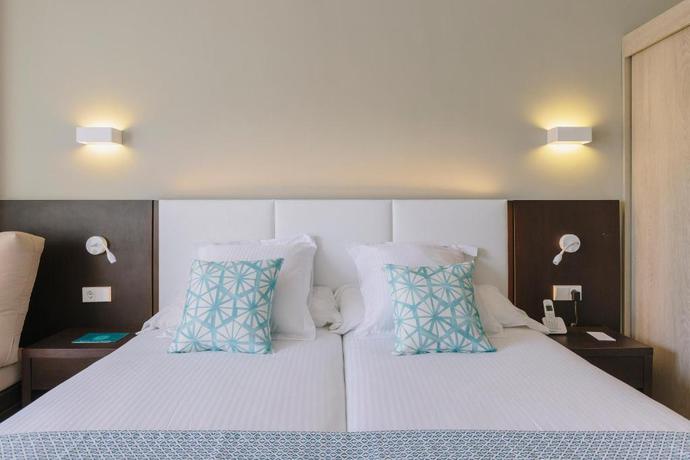 Imagen de la habitación del Hotel ILUNION Palmanova Mallorca. Foto 10