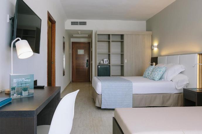Imagen de la habitación del Hotel ILUNION Palmanova Mallorca. Foto 11