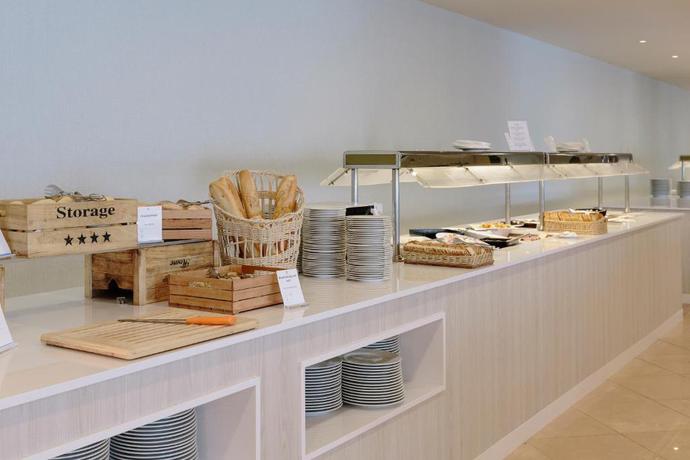 Imagen del bar/restaurante del Hotel ILUNION Palmanova Mallorca. Foto 2