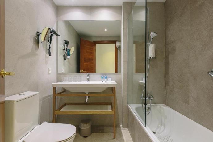 Imagen de la habitación del Hotel ILUNION Palmanova Mallorca. Foto 13