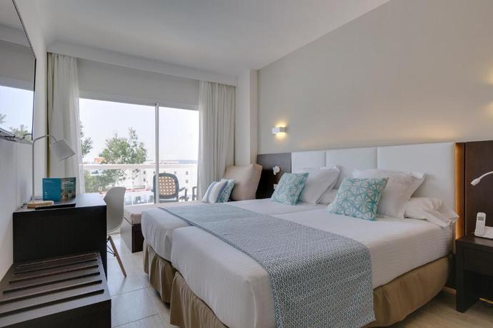 Imagen de la habitación del Hotel ILUNION Palmanova Mallorca. Foto 14