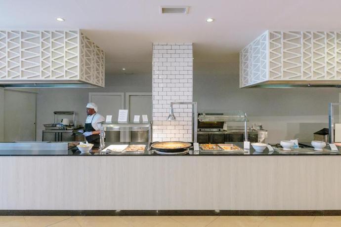 Imagen del bar/restaurante del Hotel ILUNION Palmanova Mallorca. Foto 3