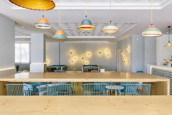 Imagen del bar/restaurante del Hotel ILUNION Palmanova Mallorca. Foto 4