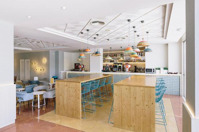 Imagen del bar/restaurante del Hotel ILUNION Palmanova Mallorca. Foto 5