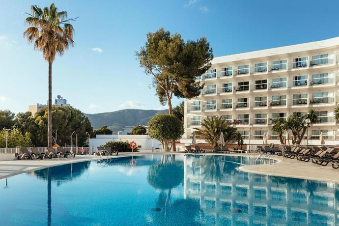 Imagen de la piscina del Hotel ILUNION Palmanova Mallorca. Foto 19