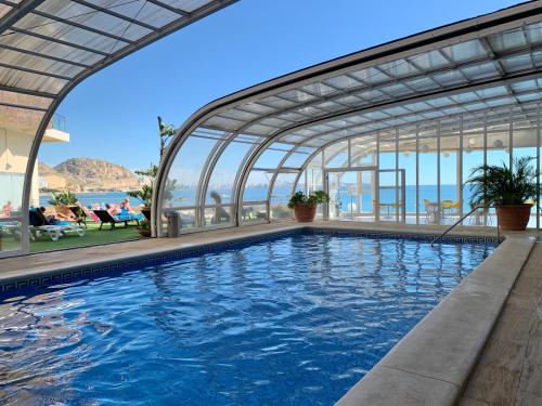 Imagen de la piscina del Hotel INNSiDE Alicante Porta Maris. Foto 13