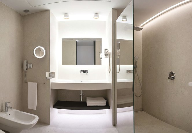 Imagen de la habitación del Hotel INNSiDE Alicante Porta Maris. Foto 10