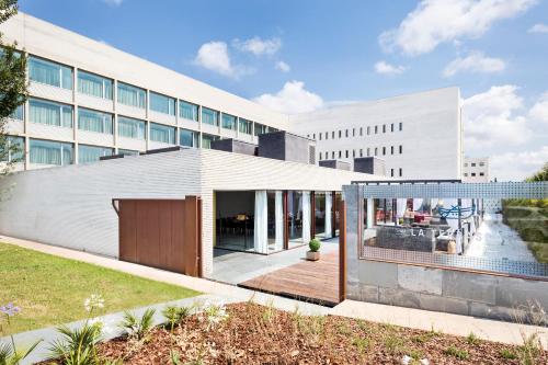 Imagen de los exteriores del Hotel INNSiDE Barcelona Aeropuerto. Foto 11